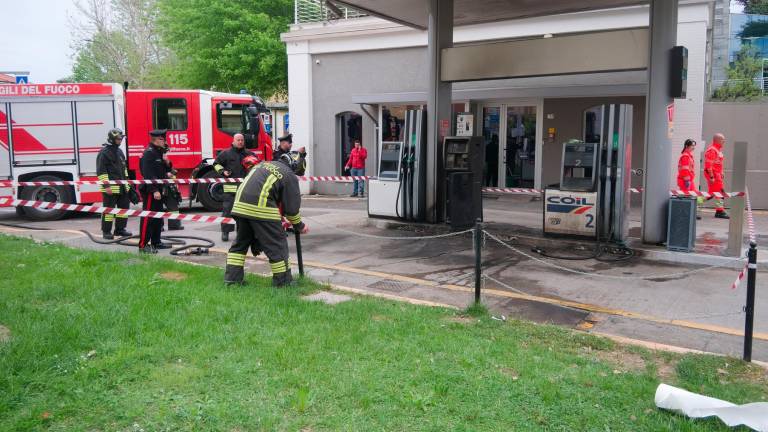 Ravenna, folle incendio doloso a distributore di benzina di via Candiano. Evitata l’esplosione. Bloccato il responsabile FOTO E VIDEO