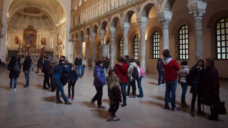 Visitatori dentro la basilica di Sant’Apollinare in Nuovo, a destra turisti in centro foto fiorentini Visitatori dentro la basilica di Sant’Apollinare in Nuovo, a destra turisti in centro foto fiorentini