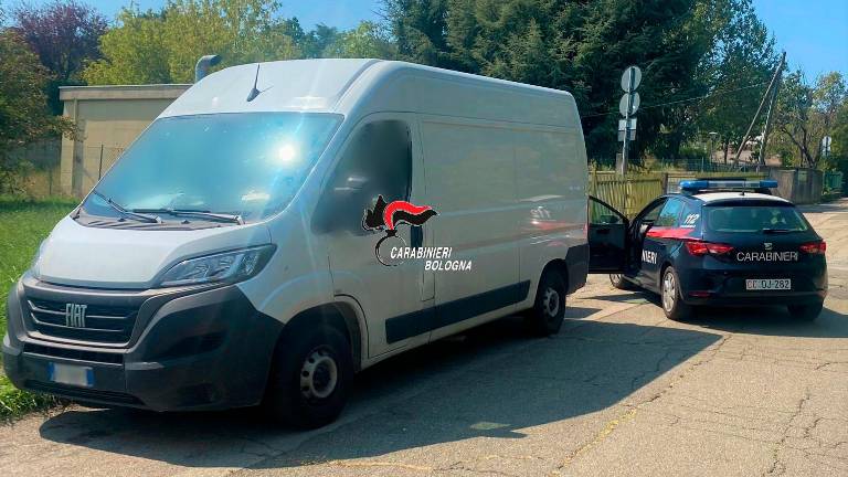 Castel San Pietro, due ladri sorpresi a scassinare un furgone si danno alla fuga e uno viene arrestato Castel San Pietro, due ladri sorpresi a scassinare un furgone si danno alla fuga e uno viene arrestato