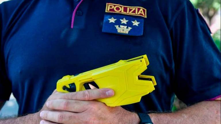Picchia i poliziotti che gli notificano 6 giorni di domiciliari: condannato 38enne di Cesena Picchia i poliziotti che gli notificano 6 giorni di domiciliari: condannato 38enne di Cesena