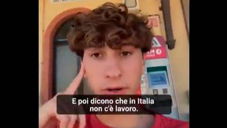 Rimini, “650 euro al mese per fare l’animatore e vivere in un alloggio da schifo, io torno a casa”: lo sfogo di un ventenne alla stazione VIDEO Rimini, “650 euro al mese per fare l’animatore e vivere in un alloggio da schifo, io torno a casa”: lo sfogo di un ventenne alla stazione VIDEO