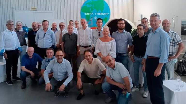 Un gruppo di lavoratori della Petroltecnica