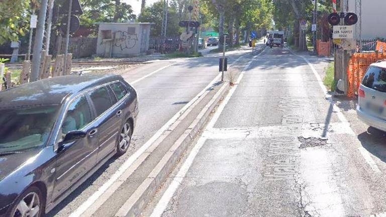 Rimini, code infinite ai passaggi a livello: “Rivogliamo le sbarre intere” Rimini, code infinite ai passaggi a livello: “Rivogliamo le sbarre intere”