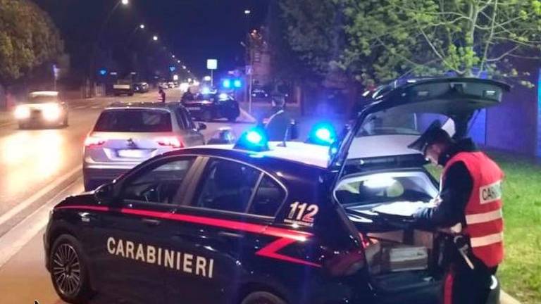 Cesena, controlli e denunce dei carabinieri: dal possesso di machete al furto della borsa ai danni di un’anziana Cesena, controlli e denunce dei carabinieri: dal possesso di machete al furto della borsa ai danni di un’anziana