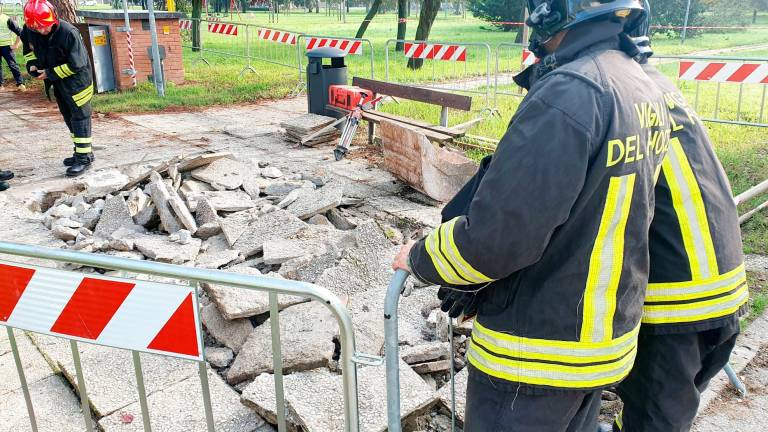 Rimini, si rompe la conduttura e il gas metano esce come un geyser al parco: chiuse le utenze del circondario VIDEO GALLERY Rimini, si rompe la conduttura e il gas metano esce come un geyser al parco: chiuse le utenze del circondario VIDEO GALLERY