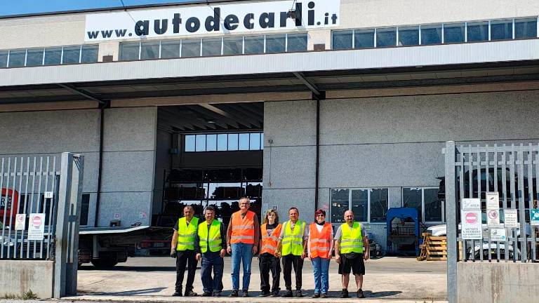 In team della “Decarli” davanti alla sede a Ponte Ospedaletto In team della “Decarli” davanti alla sede a Ponte Ospedaletto