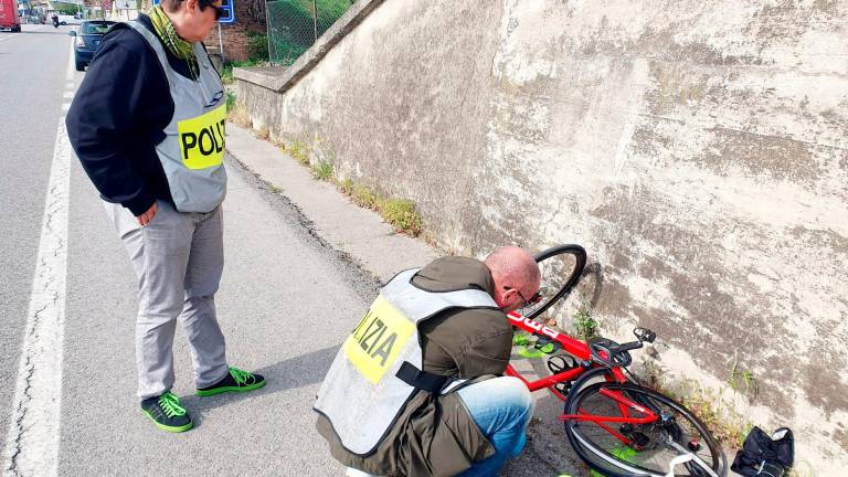 Rimini, incidente: grave ciclista travolto poco prima del confine con San Marino, l’investitore prova a scappare ma viene individuato - VIDEO GALLERY