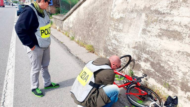 Rimini, incidente: grave ciclista travolto poco prima del confine con San Marino, l’investitore prova a scappare ma viene individuato - VIDEO GALLERY Rimini, incidente: grave ciclista travolto poco prima del confine con San Marino, l’investitore prova a scappare ma viene individuato - VIDEO GALLERY