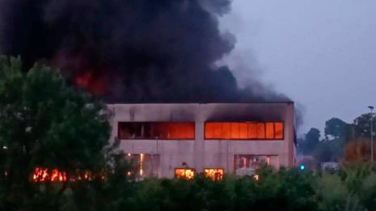 Nove squadre di Vigili del Fuoco al lavoro Nove squadre di Vigili del Fuoco al lavoro