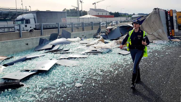 Riccione. Si ribalta camion carico di bottiglie vuote, code sulla A14 GALLERY