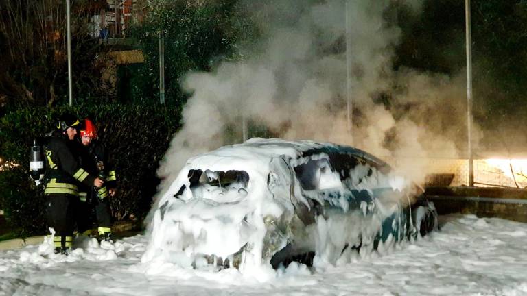 Rimini. Prende fuoco un’auto elettrica in sosta al suo primo giorno di servizio VIDEO GALLERY Rimini. Prende fuoco un’auto elettrica in sosta al suo primo giorno di servizio VIDEO GALLERY