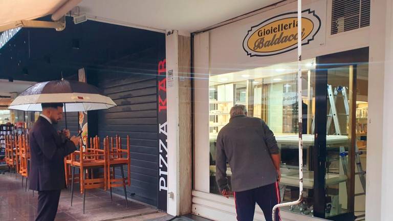Riccione, spaccata notturna in gioielleria - VIDEO GALLERY Riccione, spaccata notturna in gioielleria - VIDEO GALLERY