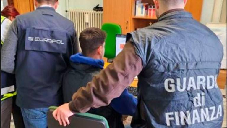 Disposte 29 misure cautelari e 40 perquisizioni: nel mirino un’associazione per delinquere operante nel settore edilizio Disposte 29 misure cautelari e 40 perquisizioni: nel mirino un’associazione per delinquere operante nel settore edilizio