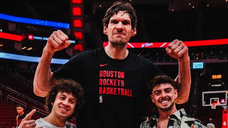 Marco Bezzecchi e Fabio Di Giannantonio insieme a Boban Marjanovic, centro degli Houston Rockets: i due piloti Ducati hanno assistitomercoledì al successo della franchigia texana sugli Orlando Magic Marco Bezzecchi e Fabio Di Giannantonio insieme a Boban Marjanovic, centro degli Houston Rockets: i due piloti Ducati hanno assistitomercoledì al successo della franchigia texana sugli Orlando Magic