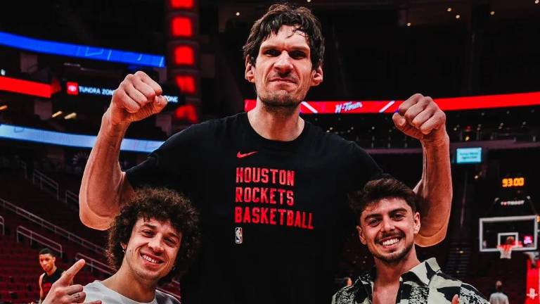 Marco Bezzecchi e Fabio Di Giannantonio insieme a Boban Marjanovic, centro degli Houston Rockets: i due piloti Ducati hanno assistitomercoledì al successo della franchigia texana sugli Orlando Magic