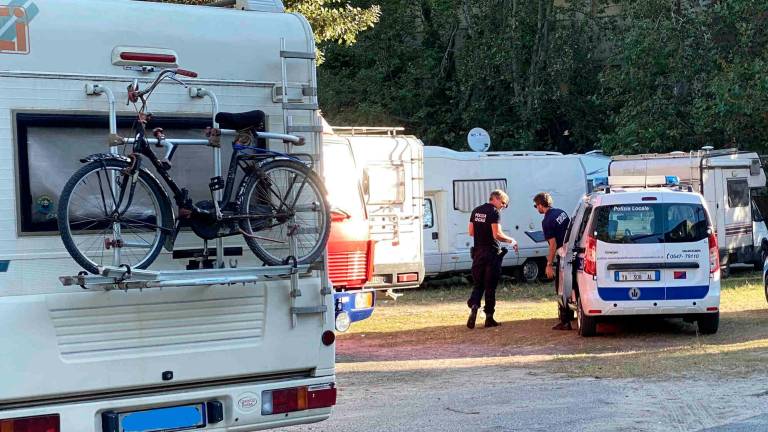 La Polizia locale durante un controllo (foto di repertorio)