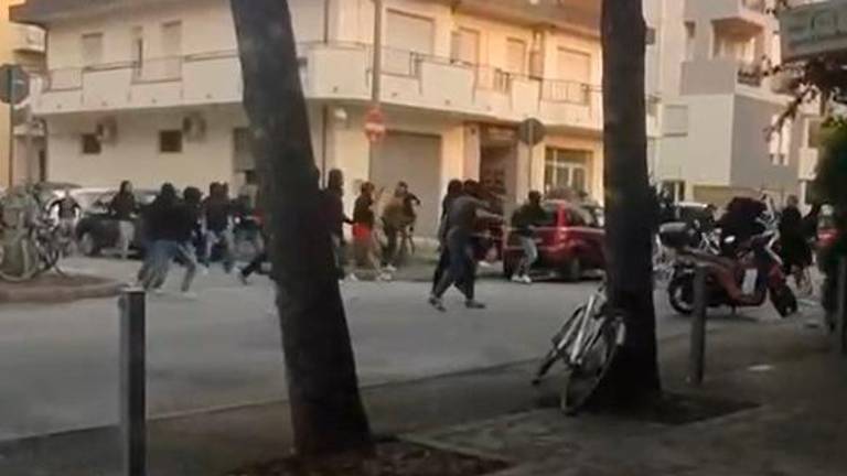 Lo scontro tra forlivesi e riminesi al bar in via Redi Lo scontro tra forlivesi e riminesi al bar in via Redi
