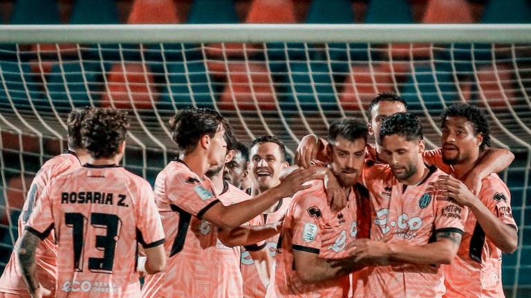 Festa bianconera dopo il gol-vittoria di Simone Bastoni a Cosenza (foto Cesena Fc) Festa bianconera dopo il gol-vittoria di Simone Bastoni a Cosenza (foto Cesena Fc)