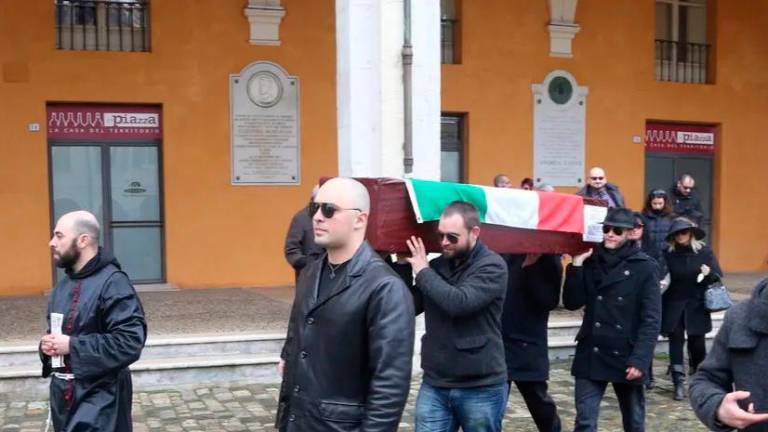 Funerale anti unioni civili: prescrizione, tutti assolti gli ex militanti di Forza Nuova Funerale anti unioni civili: prescrizione, tutti assolti gli ex militanti di Forza Nuova