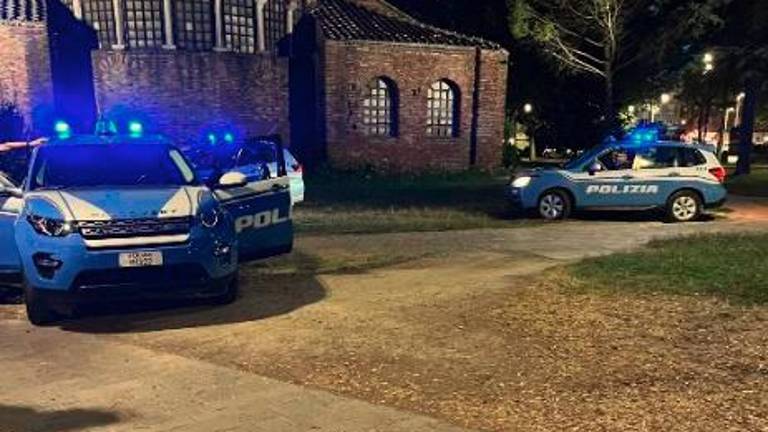 Ravenna. Irregolari, hashish e due patenti ritirate per guida in stato d’ebbrezza: i controlli della polizia in zona stazione e Speyer Ravenna. Irregolari, hashish e due patenti ritirate per guida in stato d’ebbrezza: i controlli della polizia in zona stazione e Speyer