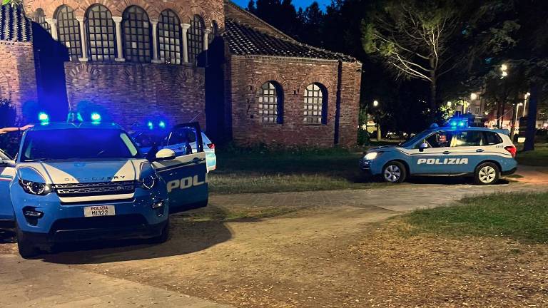 Ravenna. Minorenne fermato per un controllo reagisce e danneggia la volante: arrestato Ravenna. Minorenne fermato per un controllo reagisce e danneggia la volante: arrestato