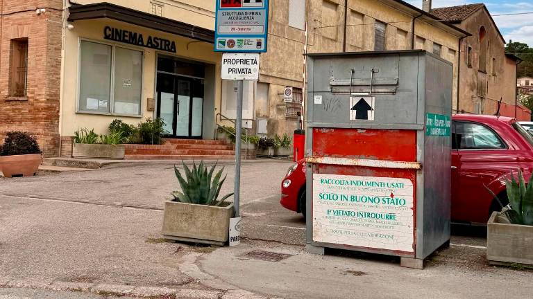 Cesena, butta nel cassonetto degli abiti usati lo stipendio destinato ai parenti in Africa, disperata chiede aiuto alla polizia locale Cesena, butta nel cassonetto degli abiti usati lo stipendio destinato ai parenti in Africa, disperata chiede aiuto alla polizia locale