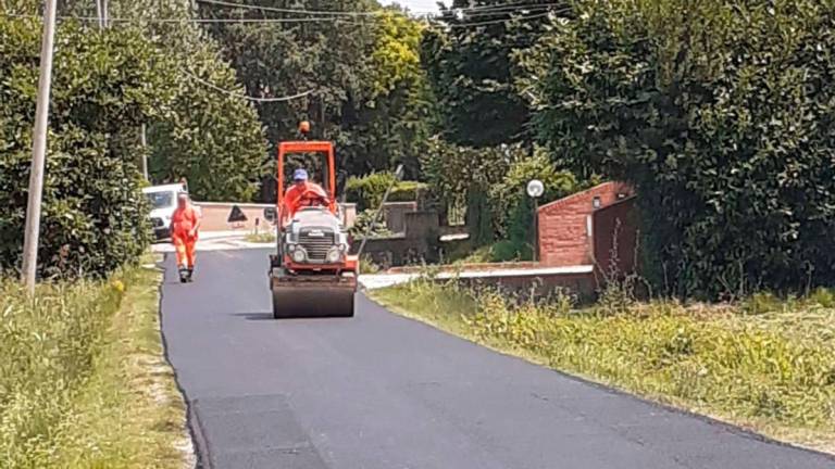 Bertinoro, prendono il via i lavori di asfaltatura di via Montazzo - foto Bertinoro, prendono il via i lavori di asfaltatura di via Montazzo - foto