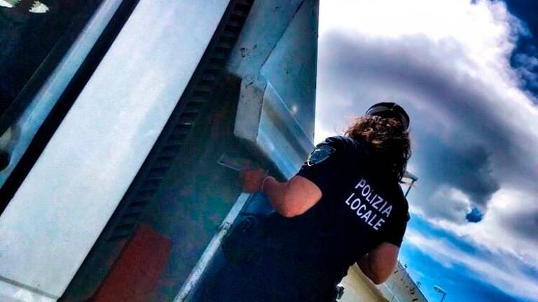 Savignano, vede gli agenti e getta il pacchetto con l’hashish, ma viene scoperto e denunciato Savignano, vede gli agenti e getta il pacchetto con l’hashish, ma viene scoperto e denunciato