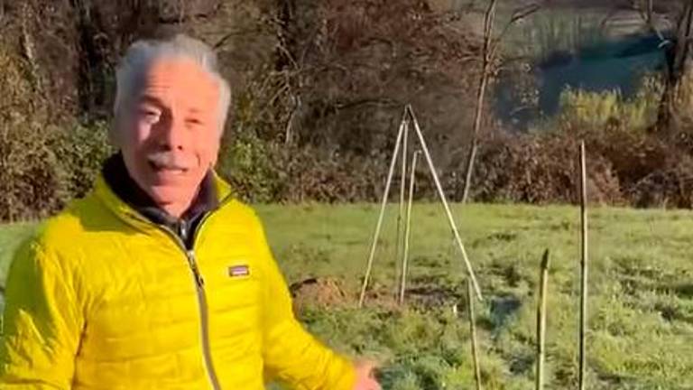 Giovanni Storti pianta il “figlio” del cipresso di San Francesco 800 anni dopo Giovanni Storti pianta il “figlio” del cipresso di San Francesco 800 anni dopo