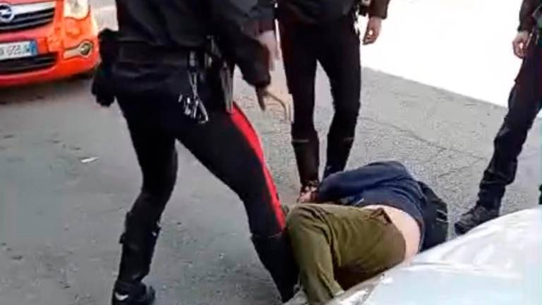 Per placarlo ed arrestarlo i carabinieri hanno usato lo spray urticante Per placarlo ed arrestarlo i carabinieri hanno usato lo spray urticante