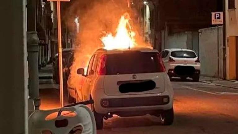 Il rogo di questa notte in via Risorgimento Il rogo di questa notte in via Risorgimento