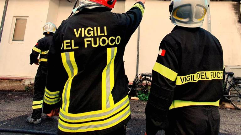 Rimini. Fiamme in un ex hotel, sfollati 12 lavoratori Rimini. Fiamme in un ex hotel, sfollati 12 lavoratori