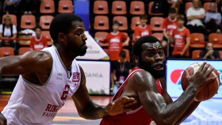 Kadeem Allen in entrata contro Derrik Marks Kadeem Allen in entrata contro Derrik Marks