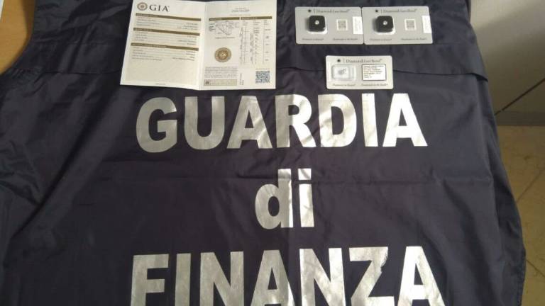 Ravenna, sequestrati casa e diamanti a presunti truffatori Ravenna, sequestrati casa e diamanti a presunti truffatori