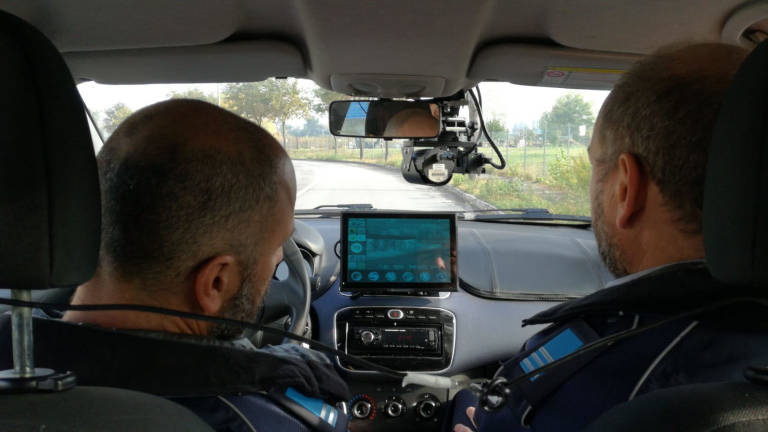 A Rimini in funzione il telelaser: riprende chi telefona mentre guida A Rimini in funzione il telelaser: riprende chi telefona mentre guida