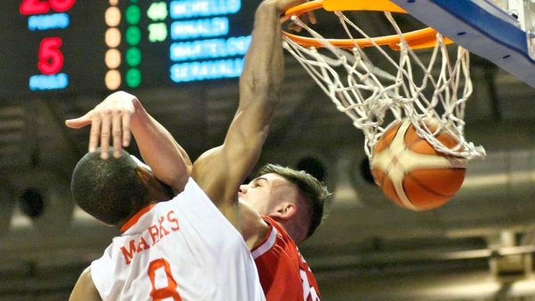 Basket A2, avanti Marks: l'ex Ravenna è il leader di Cento Basket A2, avanti Marks: l'ex Ravenna è il leader di Cento
