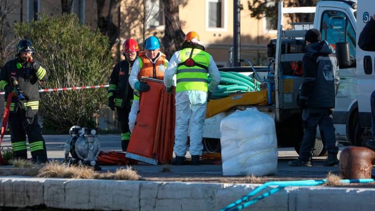 “Sversamento di gasolio e disastro ecologico a Rimini”: il video dell’esercitazione VIDEO GALLERY “Sversamento di gasolio e disastro ecologico a Rimini”: il video dell’esercitazione VIDEO GALLERY