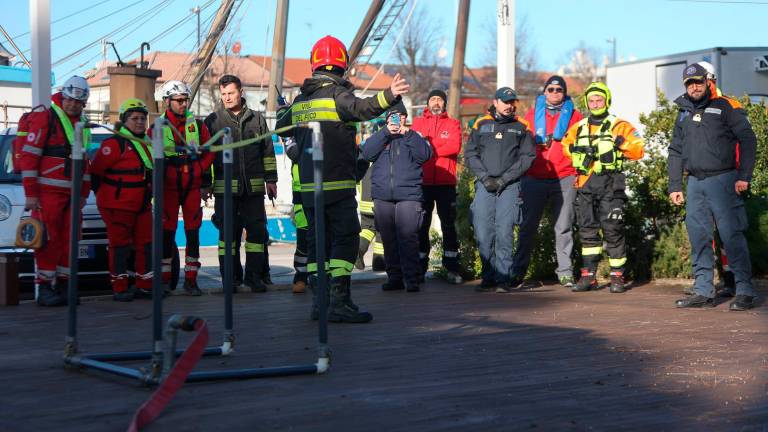 “Sversamento di gasolio e disastro ecologico a Rimini”: il video dell’esercitazione VIDEO GALLERY “Sversamento di gasolio e disastro ecologico a Rimini”: il video dell’esercitazione VIDEO GALLERY
