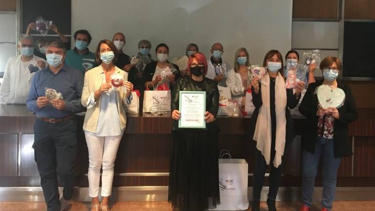 Cuori fatti a mano consegnati ai sanitari del Bufalini di Cesena Cuori fatti a mano consegnati ai sanitari del Bufalini di Cesena