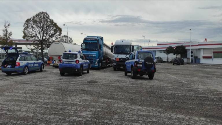 Rimini. Trasporti pericolosi, 55 multe della Polstrada Rimini. Trasporti pericolosi, 55 multe della Polstrada