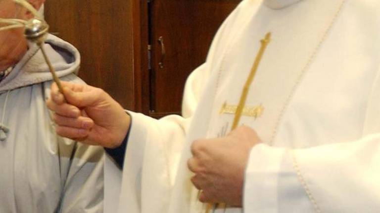Rimini. Benedizioni pasquali, il parroco passa sotto casa Rimini. Benedizioni pasquali, il parroco passa sotto casa