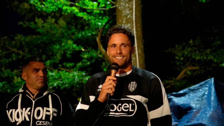 Il neo capitano bianconero Andrea Ciofi parla ai tifosi accorsi sabato sera ad Acquapartita Il neo capitano bianconero Andrea Ciofi parla ai tifosi accorsi sabato sera ad Acquapartita