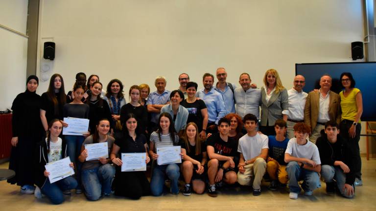 Cesena, dagli ex studenti del “Righi” tre borse di studio a ricordo del compagno di classe Filippo Prati, scomparso a 30 anni Cesena, dagli ex studenti del “Righi” tre borse di studio a ricordo del compagno di classe Filippo Prati, scomparso a 30 anni