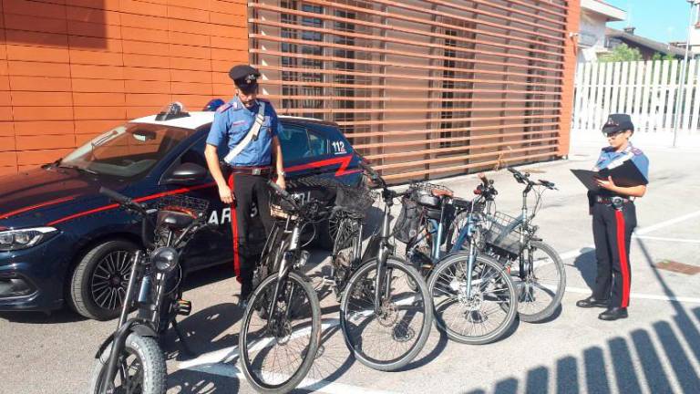 Bellaria, “quella è la mia bici”, ma il ladro prende a calci la proprietaria e il fratello: arrivano i Carabinieri e lo arrestano Bellaria, “quella è la mia bici”, ma il ladro prende a calci la proprietaria e il fratello: arrivano i Carabinieri e lo arrestano