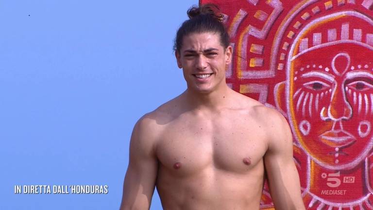 Isola dei Famosi 2023: Riccione tifa per Luca Vetrone Isola dei Famosi 2023: Riccione tifa per Luca Vetrone