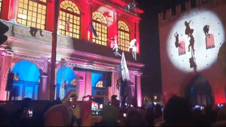 Rimini. Migliaia di persone in piazza per i 100 anni di Fellini VIDEO Rimini. Migliaia di persone in piazza per i 100 anni di Fellini VIDEO