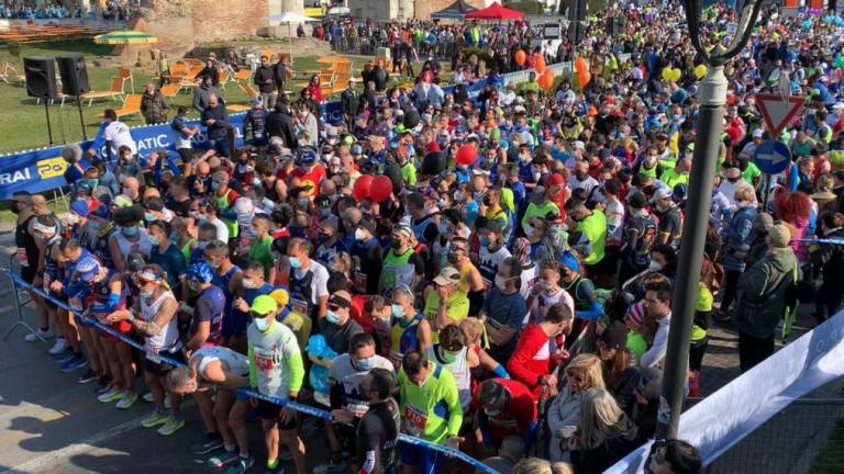 Rimini Marathon, anche le bandiere della pace alla partenza VIDEO GALLERY Rimini Marathon, anche le bandiere della pace alla partenza VIDEO GALLERY