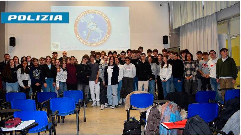 Cesena, al liceo Righi una lezione speciale con la Polizia Scientifica Cesena, al liceo Righi una lezione speciale con la Polizia Scientifica