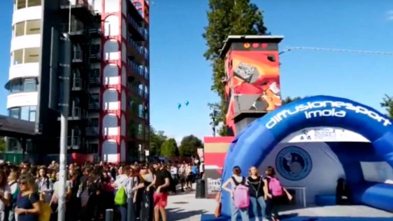 Imola, 1.200 giovani all'autodromo per la festa del volley con Lucchetta VIDEO Imola, 1.200 giovani all'autodromo per la festa del volley con Lucchetta VIDEO
