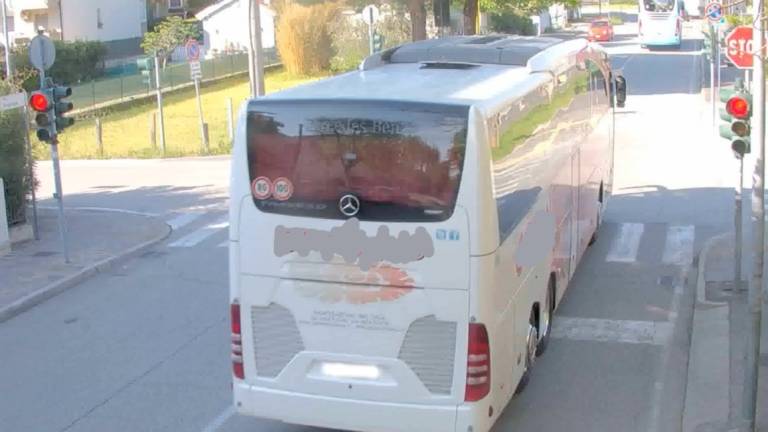 A Rimini corse folli all'incrocio: anche il bus turistico passa col rosso A Rimini corse folli all'incrocio: anche il bus turistico passa col rosso